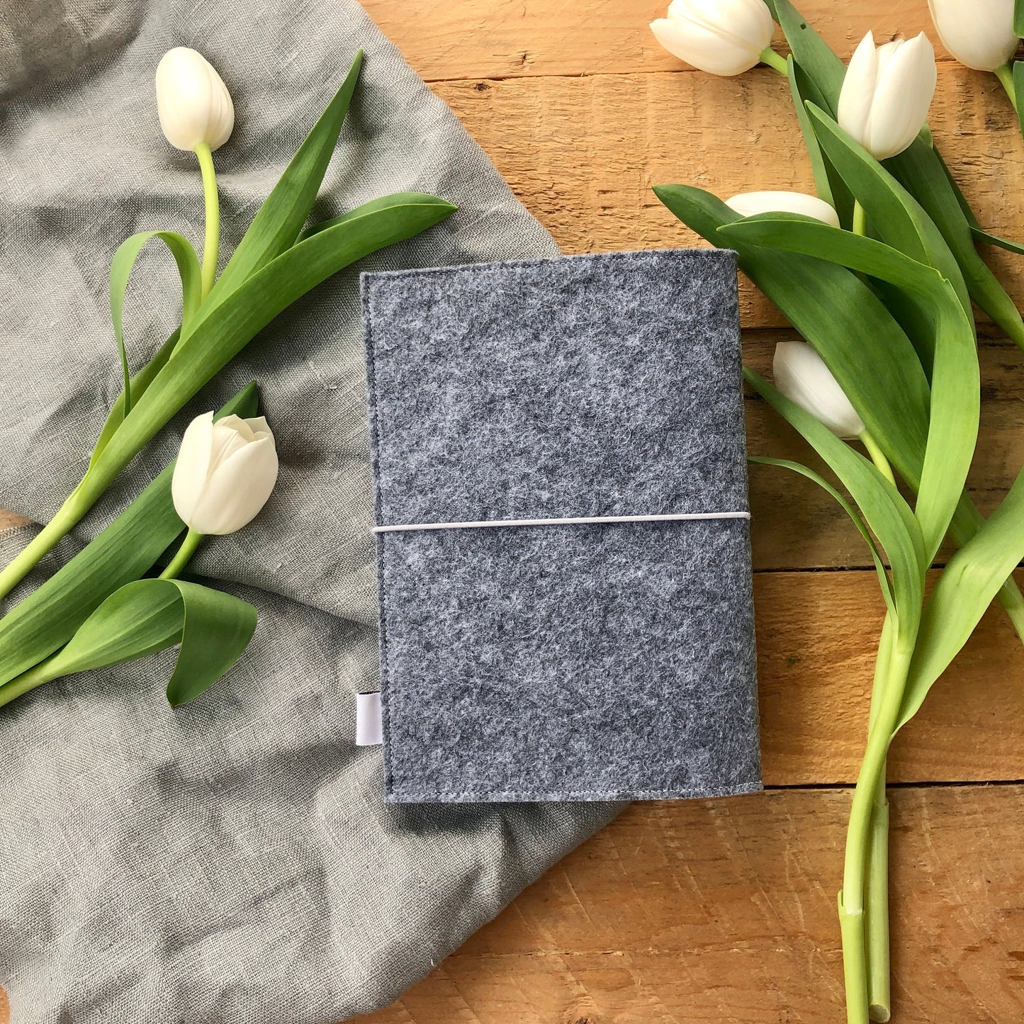 Mutterpasshülle aus grauem Filz | Bauchgefühl | Mutterpassumschlag | Geschenk für werdende Mütter