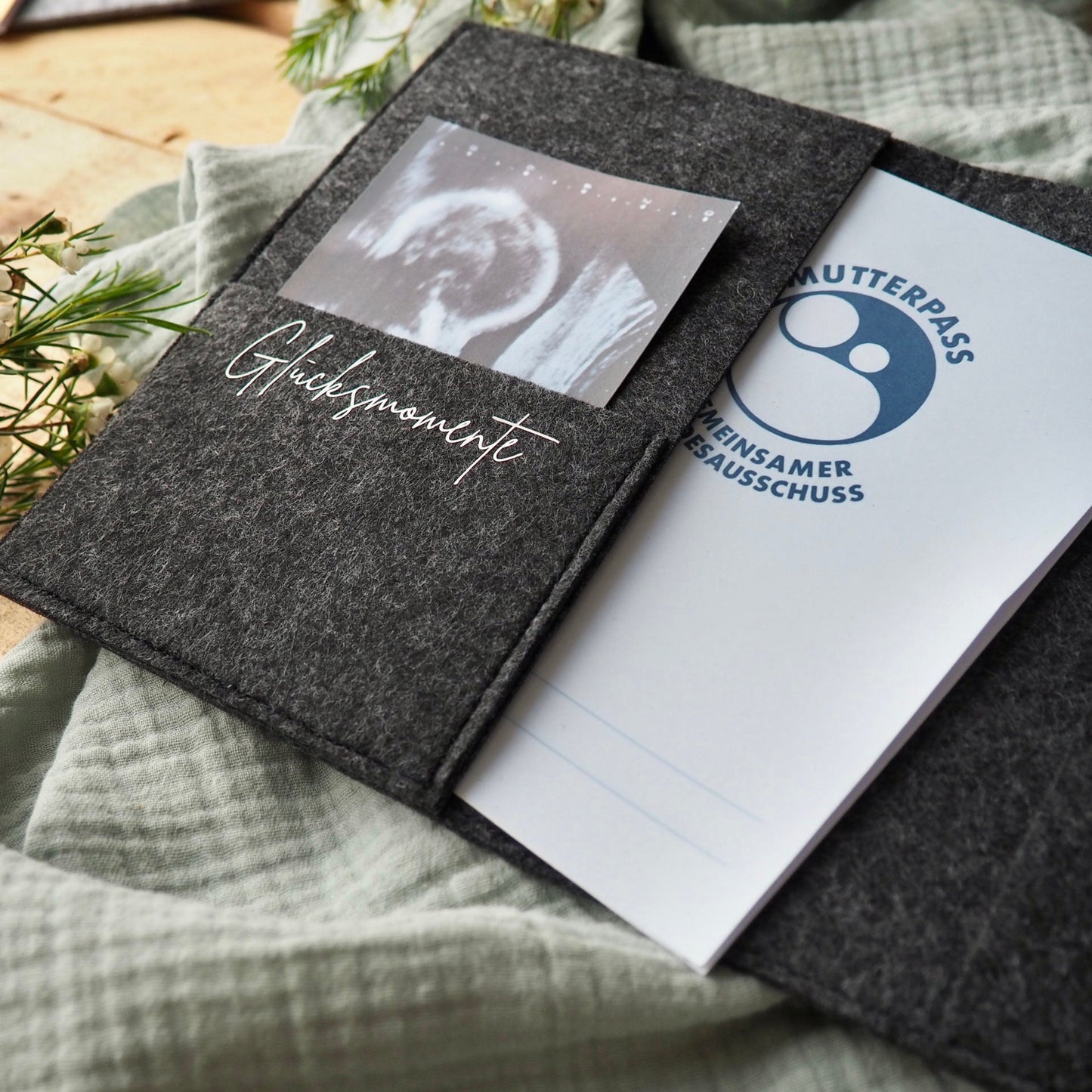 Mutterpasshülle aus Filz in anthrazit mit Aufdruck "Bauchgefühl" | Geschenk für werdende Mütter