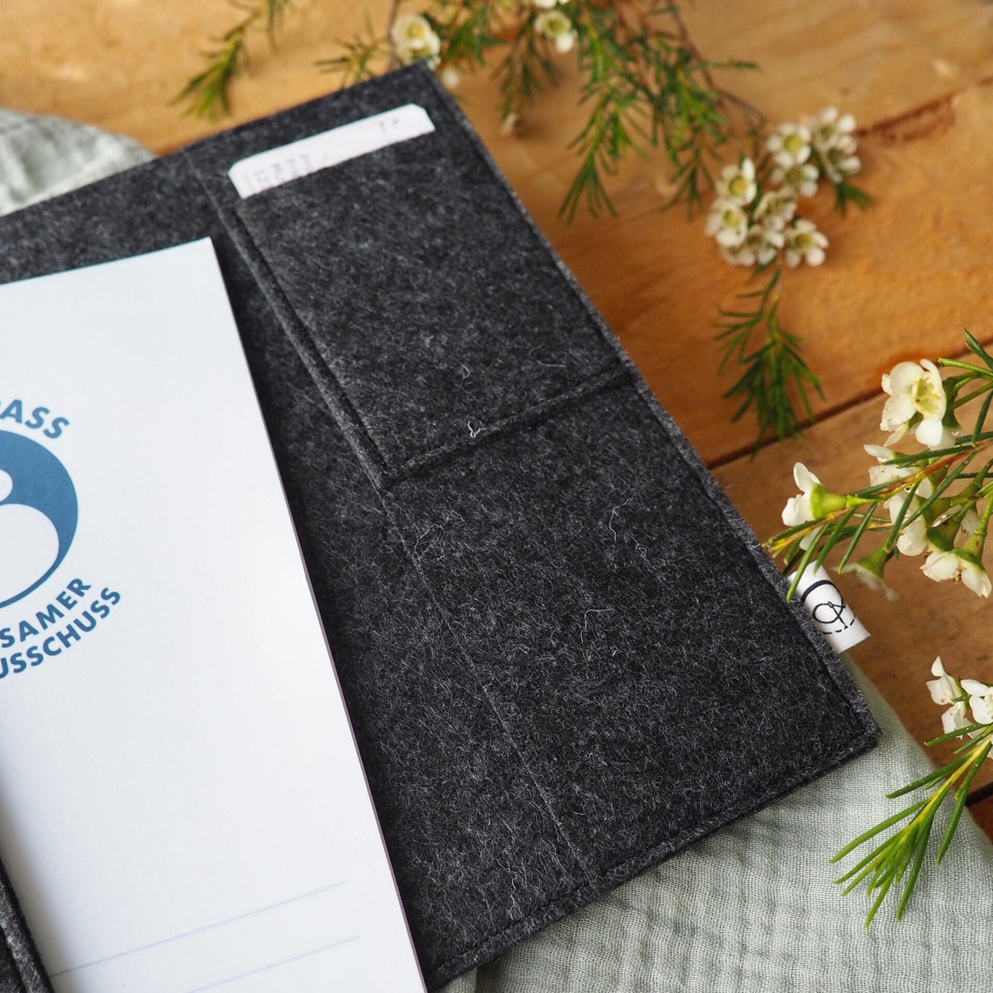 Mutterpasshülle aus Filz in anthrazit mit Aufdruck "Bauchgefühl" | Geschenk für werdende Mütter