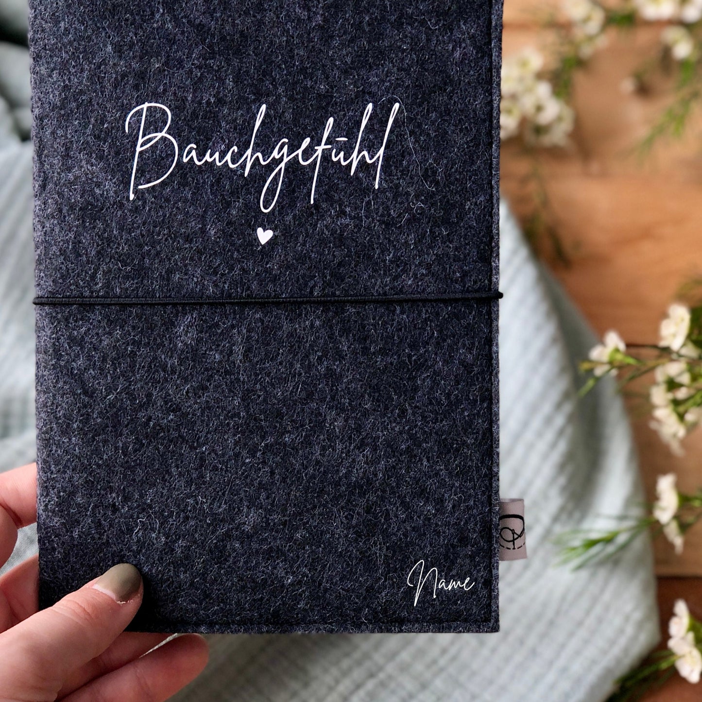 Mutterpasshülle aus Filz in anthrazit mit Aufdruck "Bauchgefühl" | Geschenk für werdende Mütter