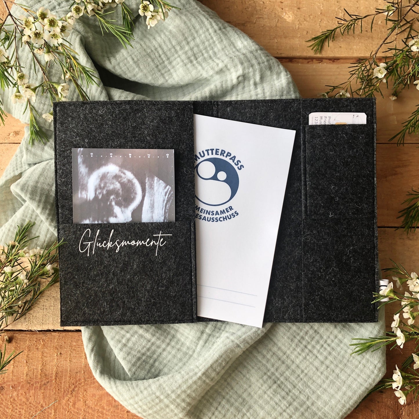 Mutterpasshülle aus Filz in anthrazit mit Aufdruck "Bauchgefühl" | Geschenk für werdende Mütter