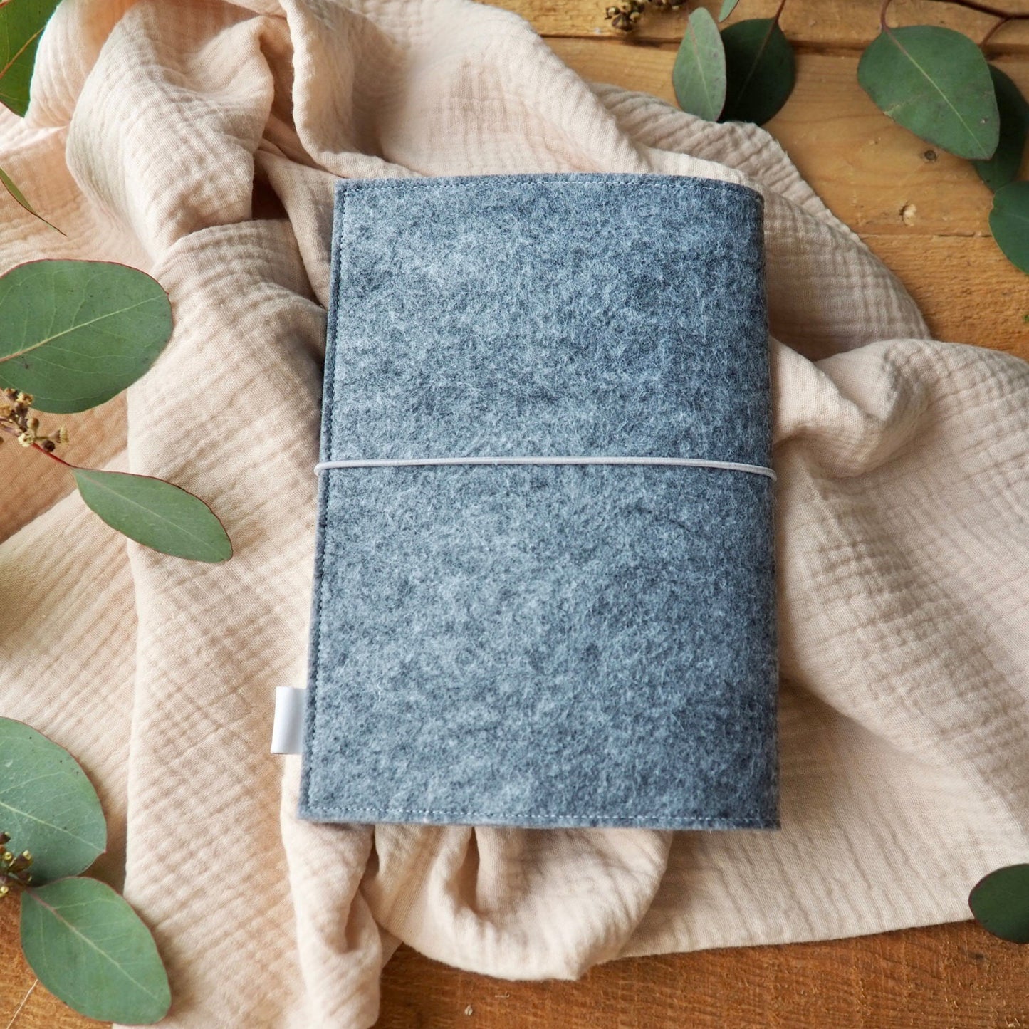 Mutterpasshülle aus Filz in grau mit Aufdruck "Mutterpass" | Wunderschönes Geschenk für werdende Mütter