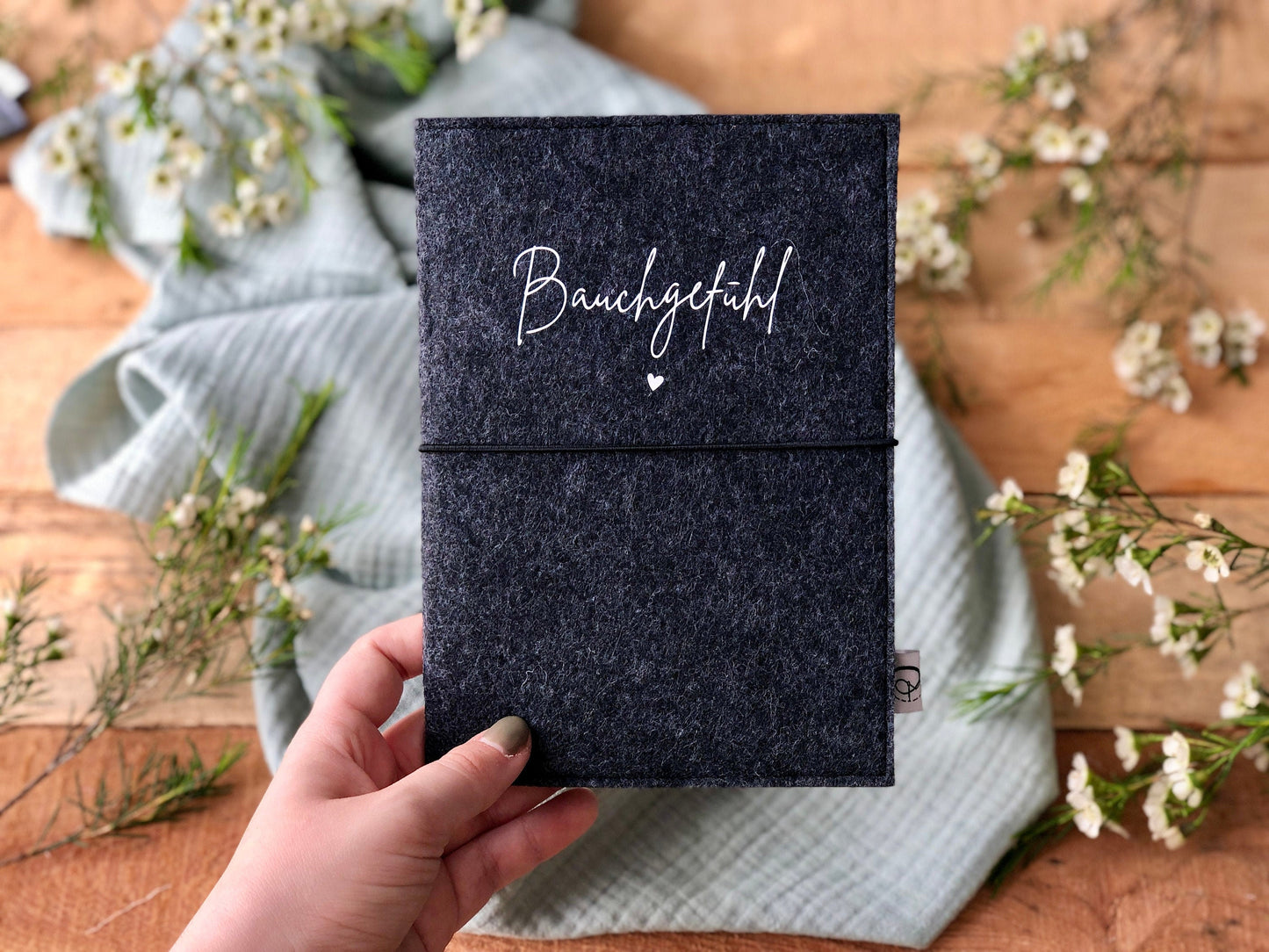 Mutterpasshülle aus Filz in anthrazit mit Aufdruck "Bauchgefühl" | Geschenk für werdende Mütter