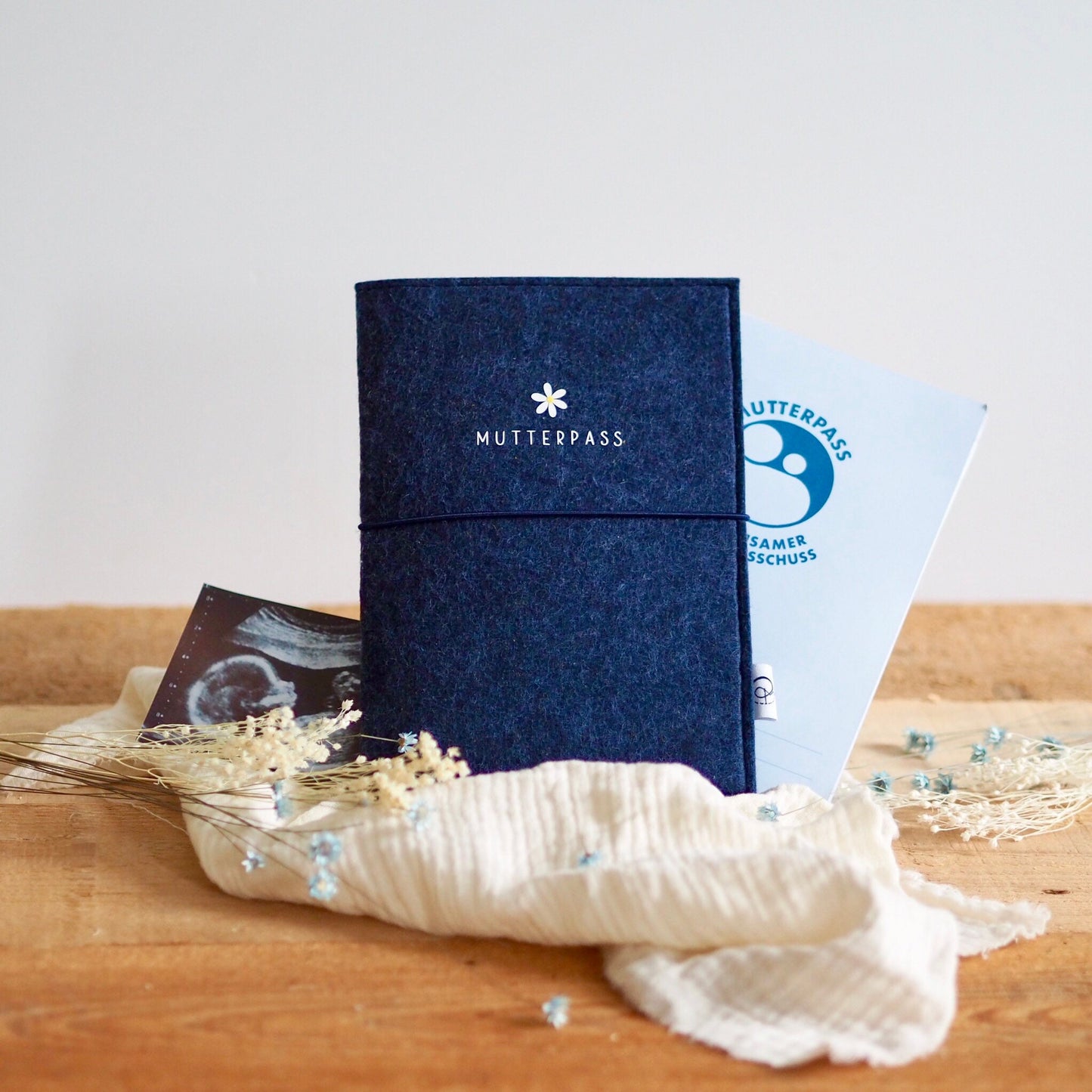 Mutterpasshülle aus Filz | Gänseblümchen | Wunderschönes Geschenk für werdende Mütter