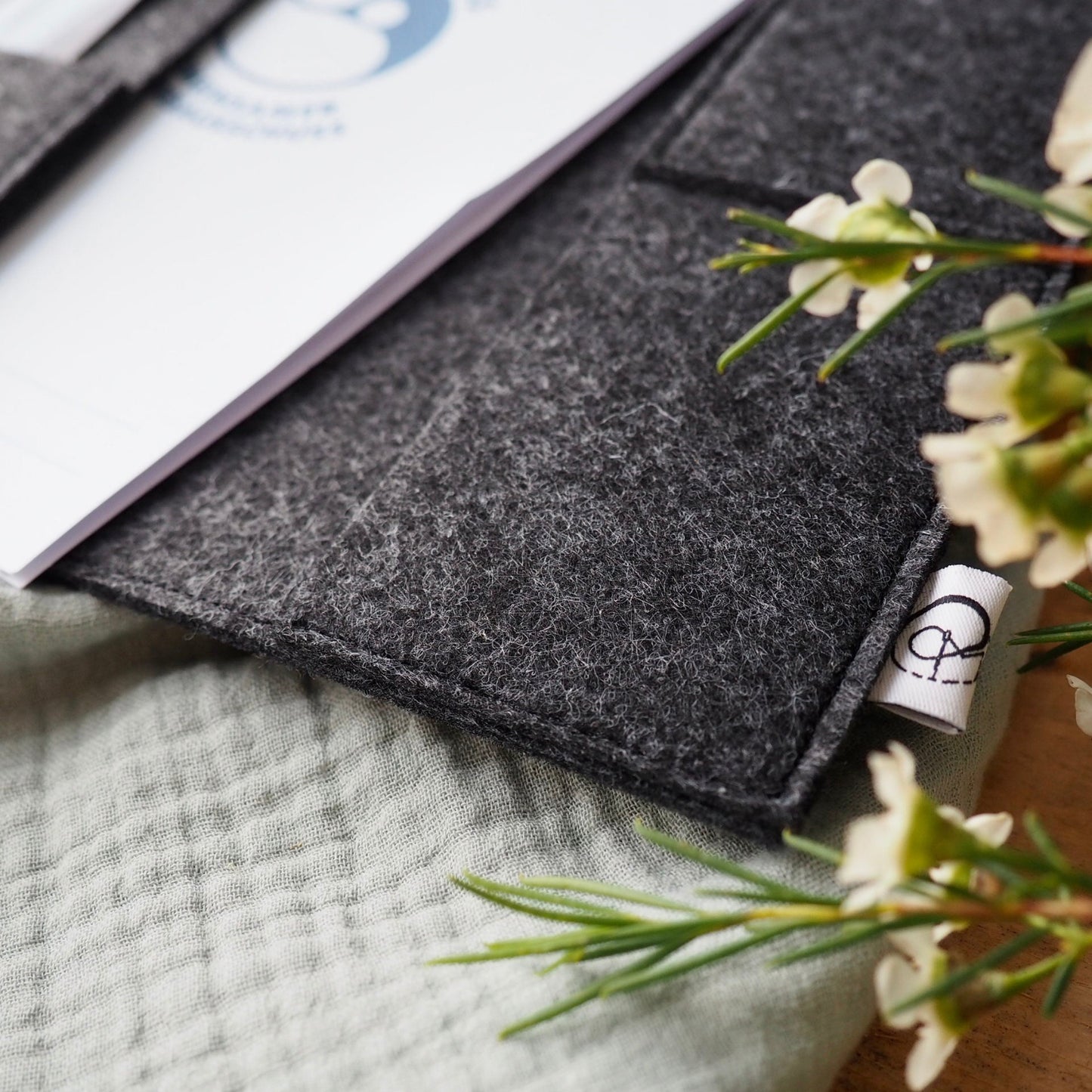 Mutterpasshülle aus Filz in anthrazit mit Aufdruck "Bauchgefühl" | Geschenk für werdende Mütter