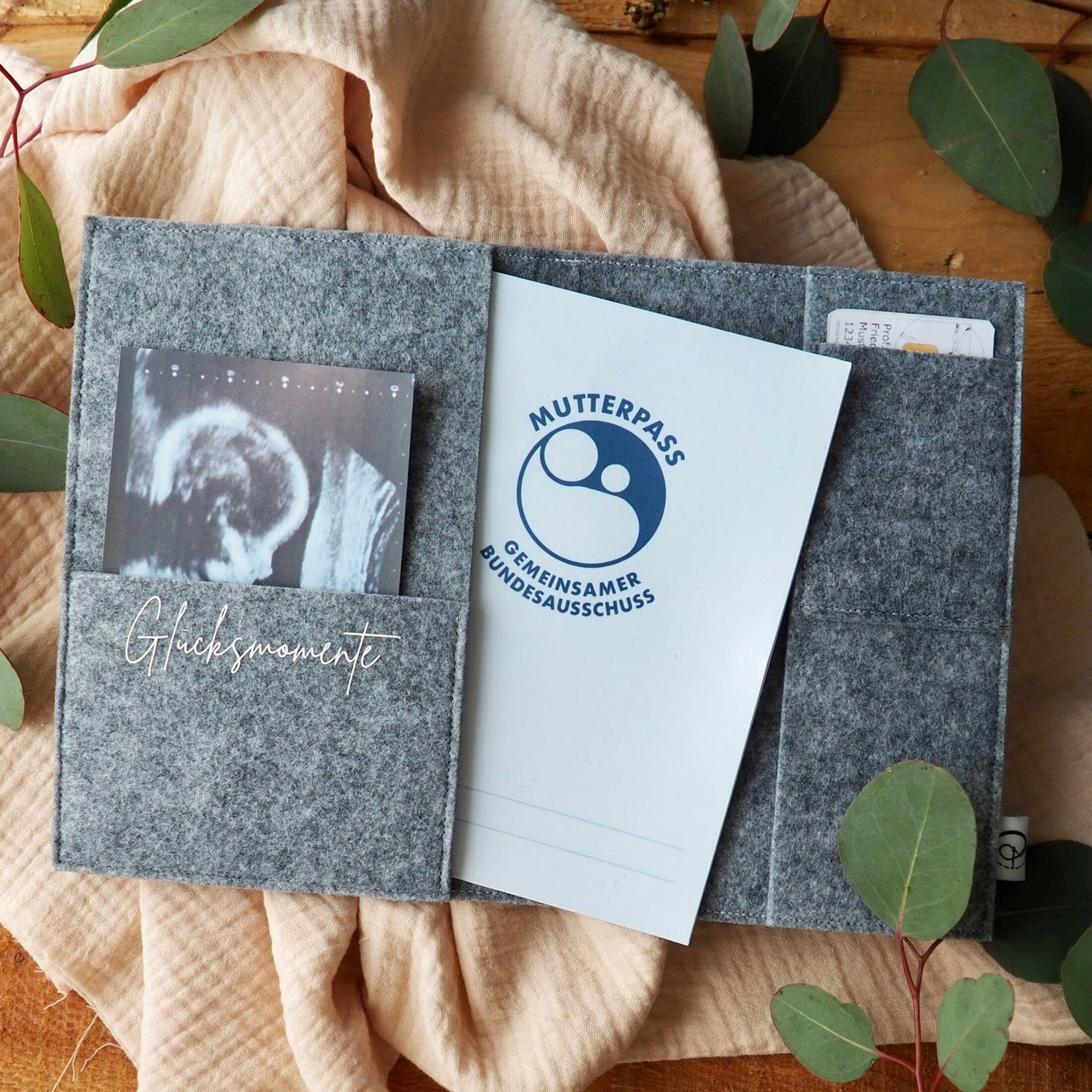 Mutterpasshülle aus Filz in grau mit Aufdruck "Mutterpass" | Wunderschönes Geschenk für werdende Mütter