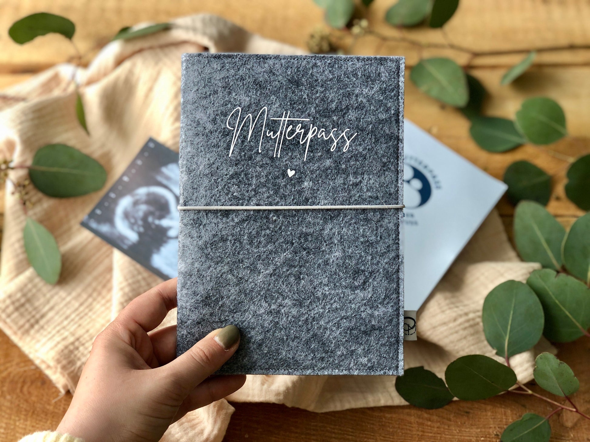 Mutterpasshülle aus Filz in grau mit Aufdruck "Mutterpass" | Wunderschönes Geschenk für werdende Mütter