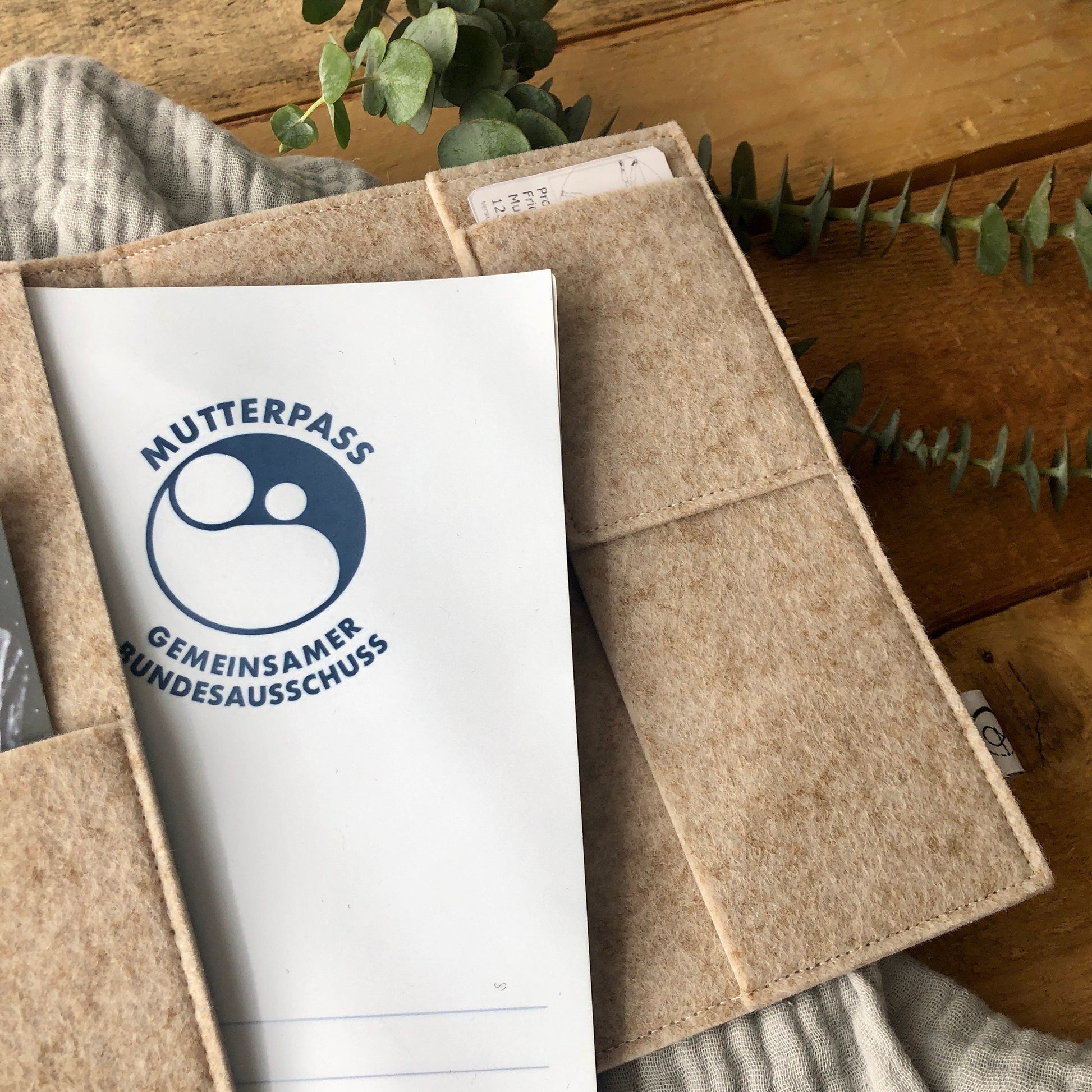 Mutterpasshülle Liebe im Bauch | Mutterpassumschlag aus Filz | Schönes Geschenk zur Schwangerschaft