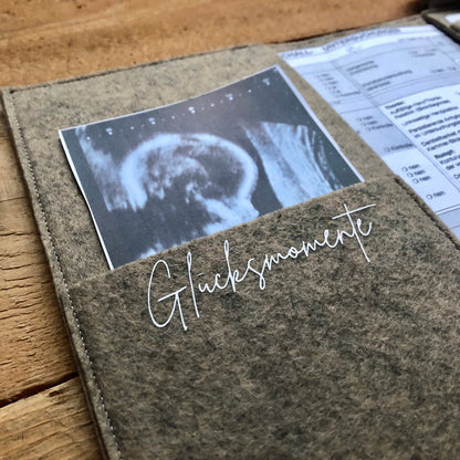 Liebe im Bauch | Mutterpasshülle aus Filz | Wunderschönes Geschenk für werdende Mütter